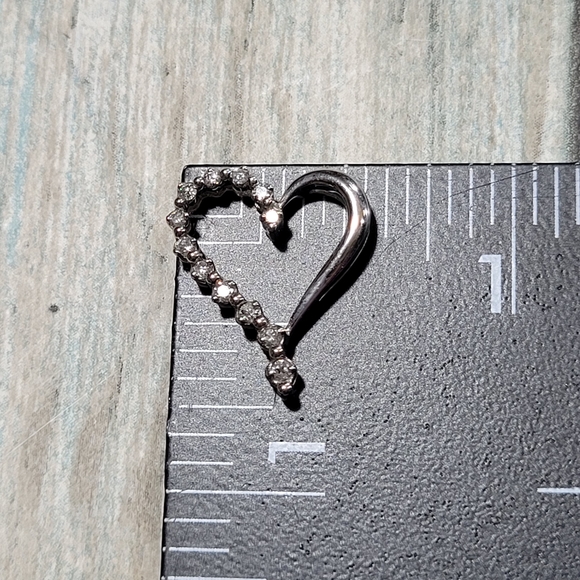 10K White Gold Open Heart Pendant. - Picture 6 of 9